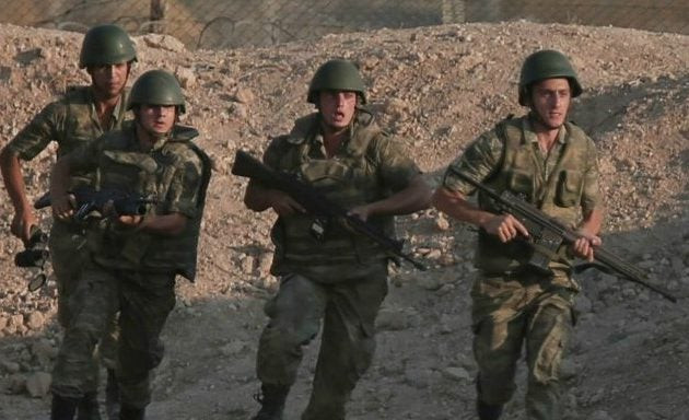 Τούρκοι κομάντος πέταξαν τα όπλα τους και το έβαλαν στα πόδια από λάστιχο αυτοκινήτου που έσκασε